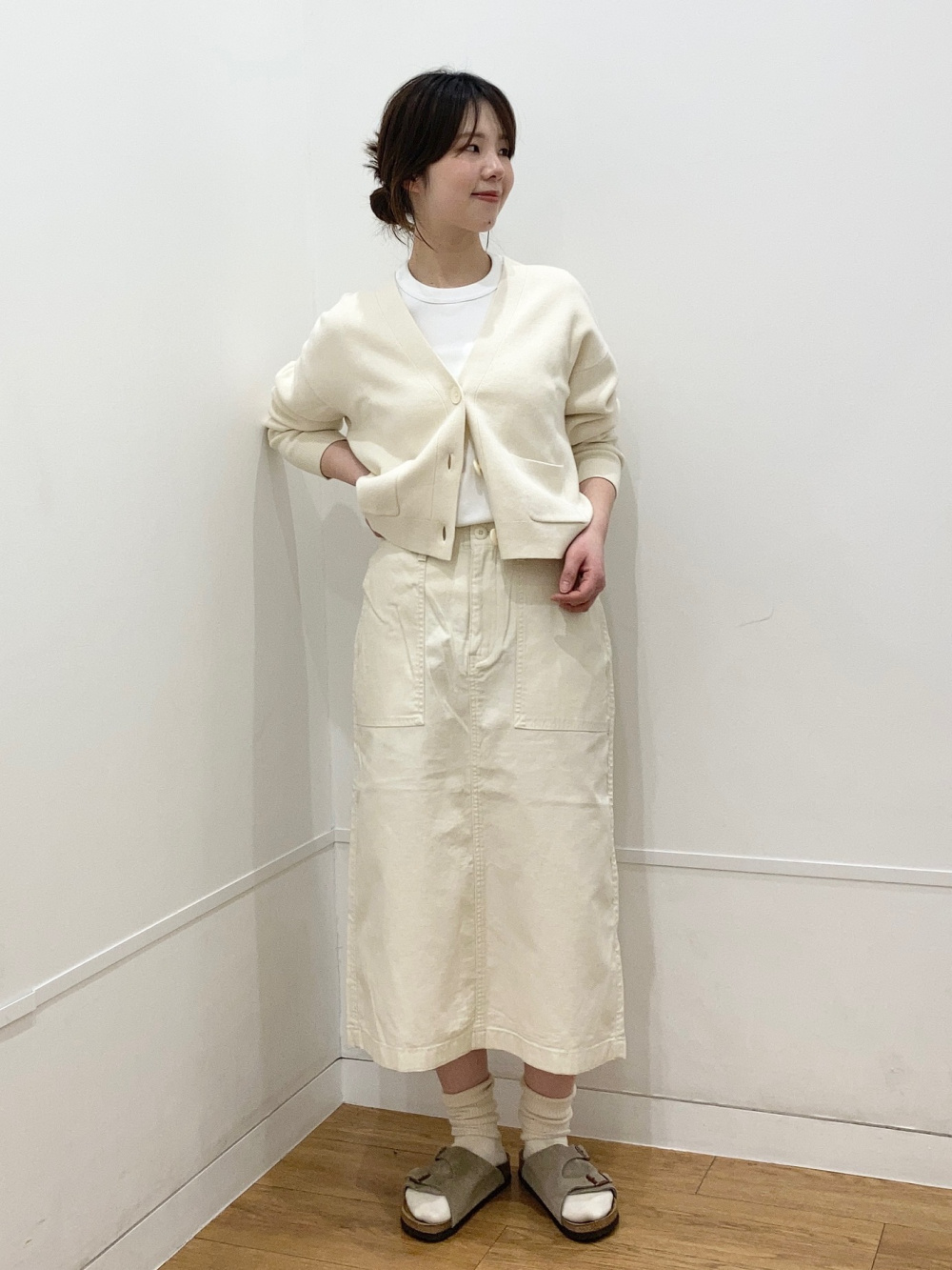 クルーネックT、イージーフレアパンツ（丈標準68~70cm）」の着用