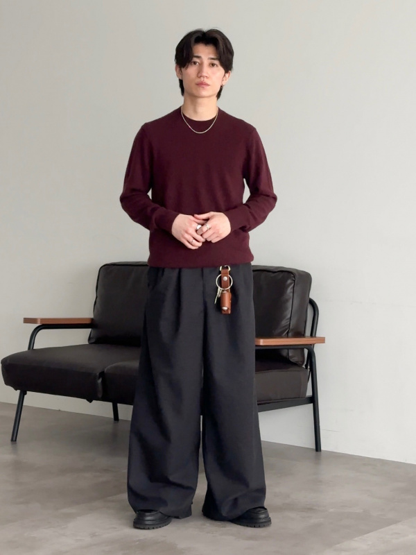 スウェットパンツ、カシミヤクルーネックセーターのコーディネート