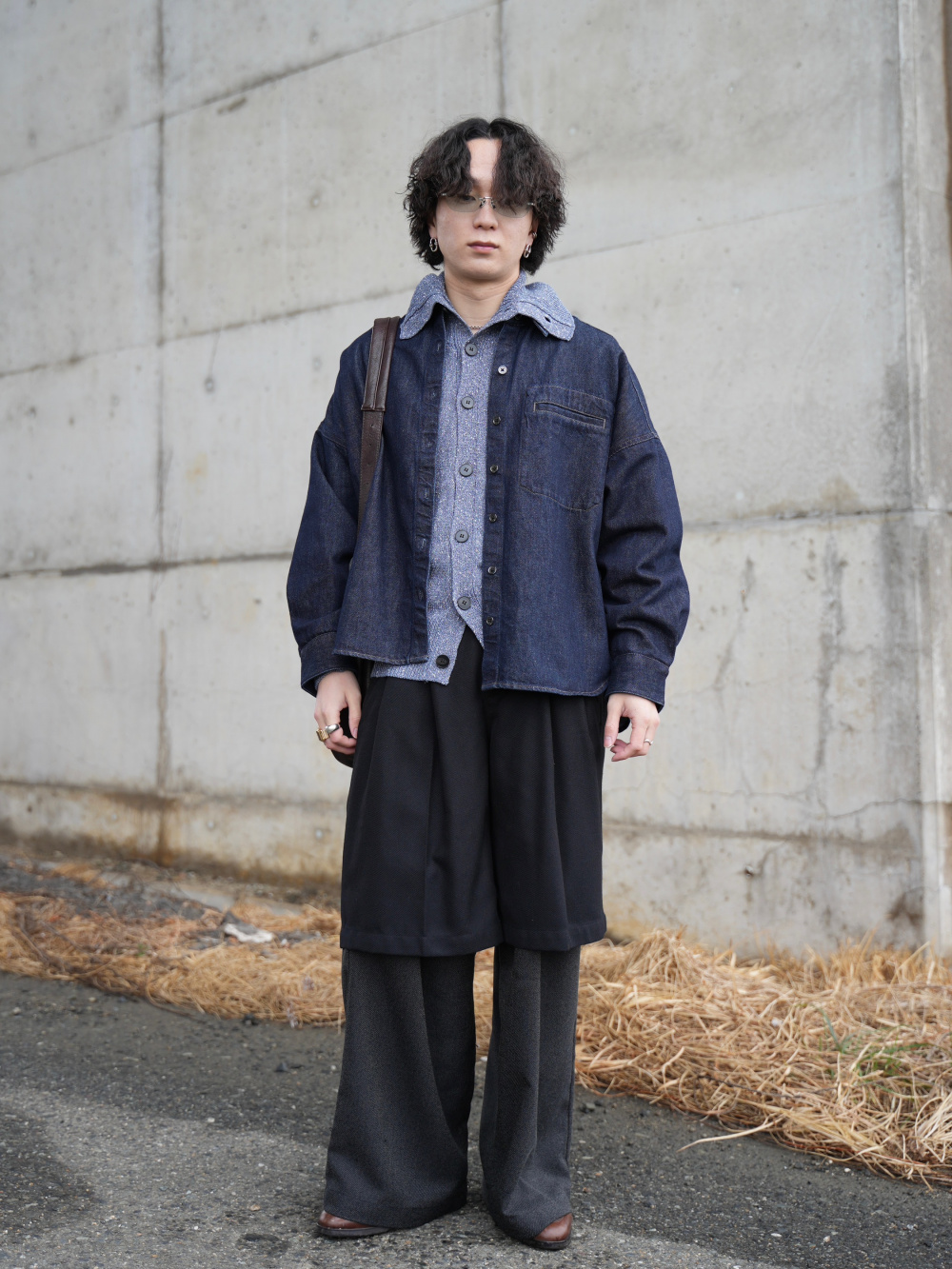 デニムリラックスシャツジャケット、サングラス/シールド」の着用
