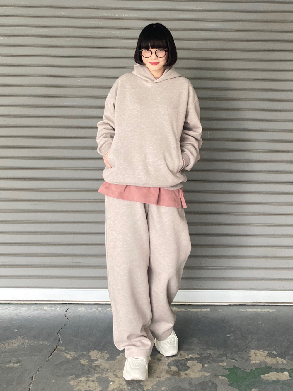 スウェットワイドパンツ、スウェットオーバーサイズプルパーカ」の着用 