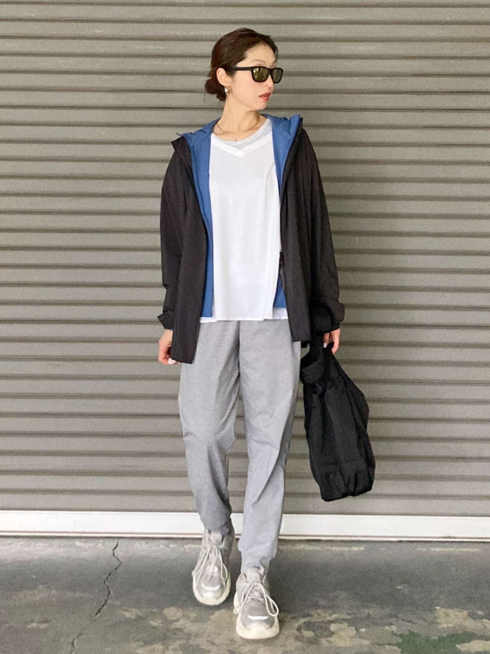スウェットワイドパンツ、ポケッタブルUVカットパーカ」の着用