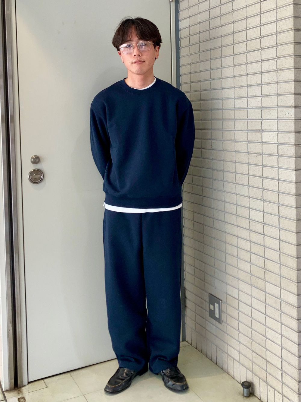 スウェットワイドパンツ、スウェットオーバーサイズプルパーカ」の着用