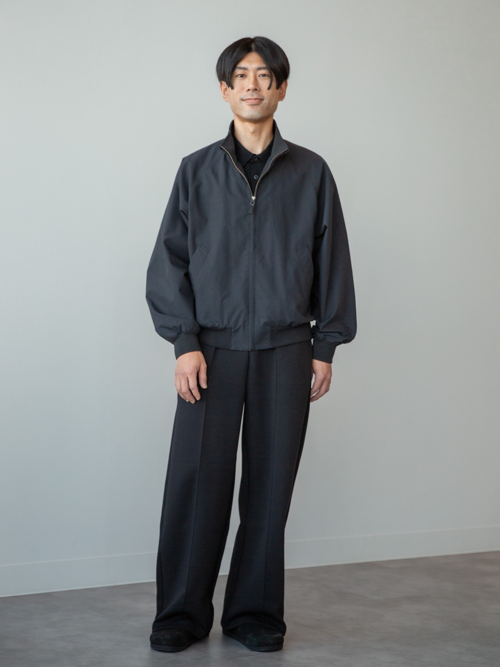 感動ジャケット/チドリ、ウォッシャブルニットポロセーター」の着用