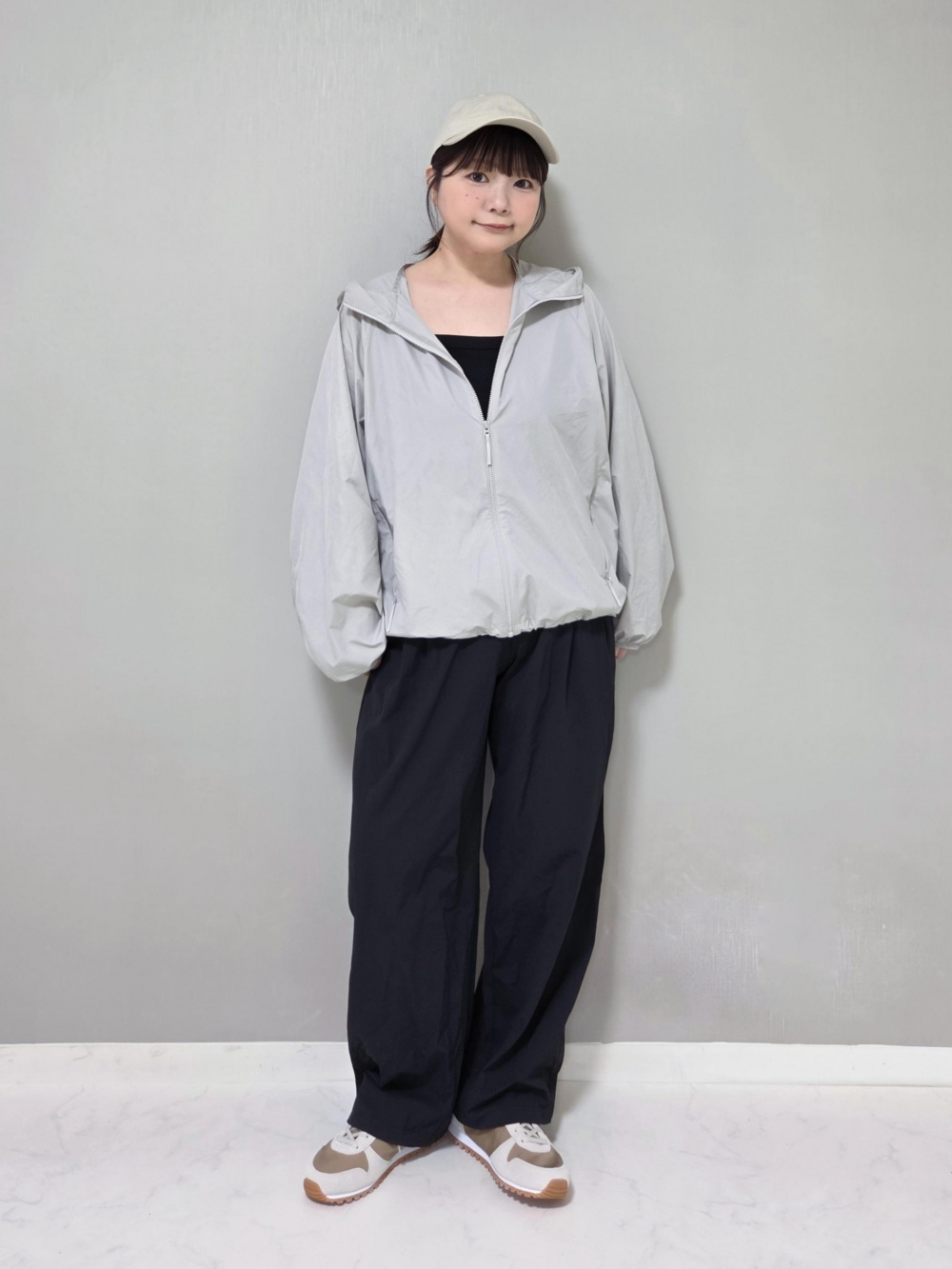 スウェットワイドパンツ、ポケッタブルUVカットパーカ」の着用