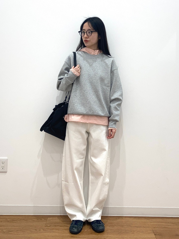 オーバーサイズスウェットシャツ、ストレッチイージージョガーパンツの