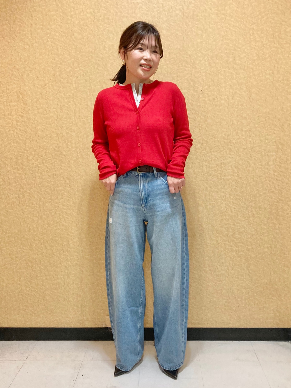 リブヘンリーネックT/長袖、ポインテールカーディガン」の着用