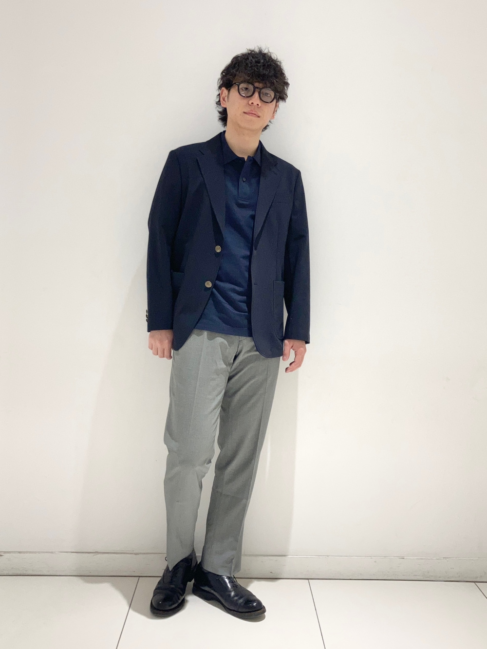 感動ジャケット、ウールカシミヤチェスターコート」の着用