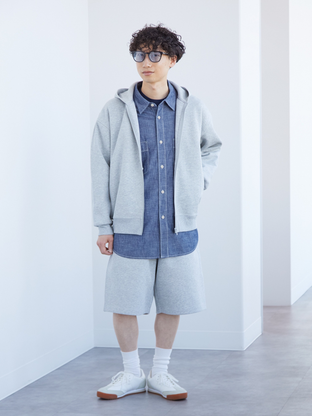 スウェットワイドパンツ、クルーネックフルジップカーディガン」の着用