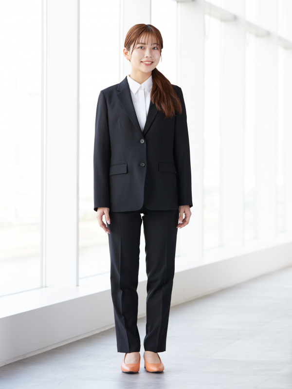 【UNIQLO】感動ジャケット 感動パンツ レーヨンブラウス ビジネススーツ 感動ジャケット、レーヨンブラウスのコーディネート・着用イメージ
