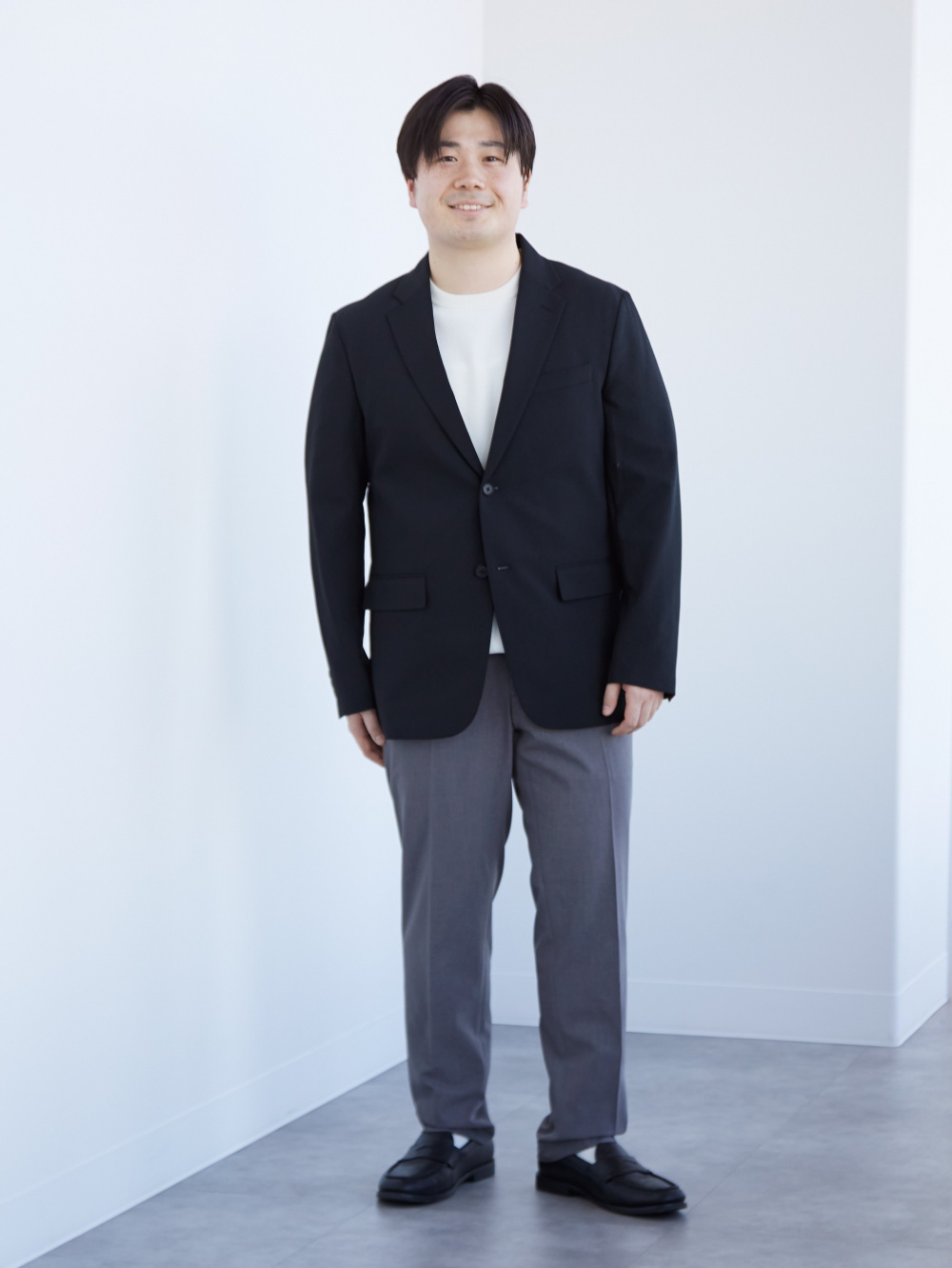 感動ジャケット、ウォッシャブルミラノリブニットTシャツ」の着用