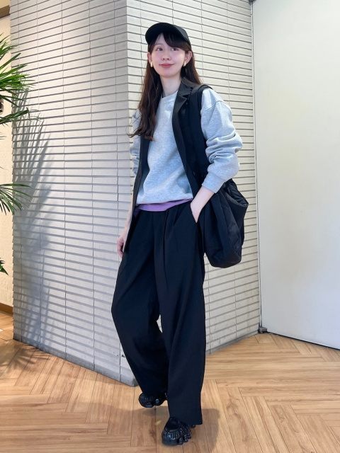 オーバーサイズスウェットシャツ、ストレッチイージージョガーパンツの