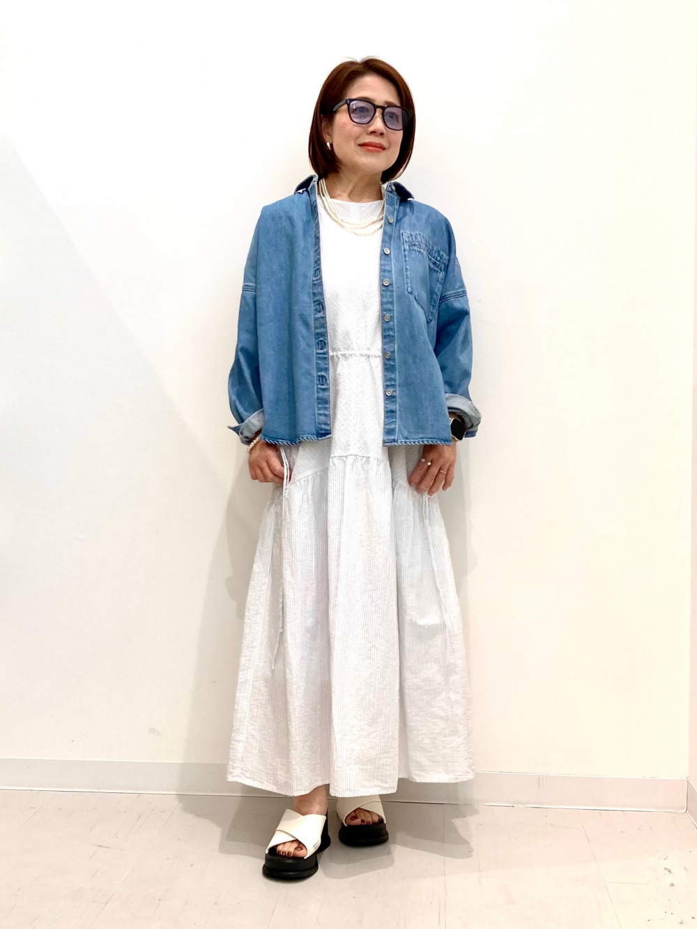 デニムリラックスシャツジャケット、イージーワイドパンツ」の着用