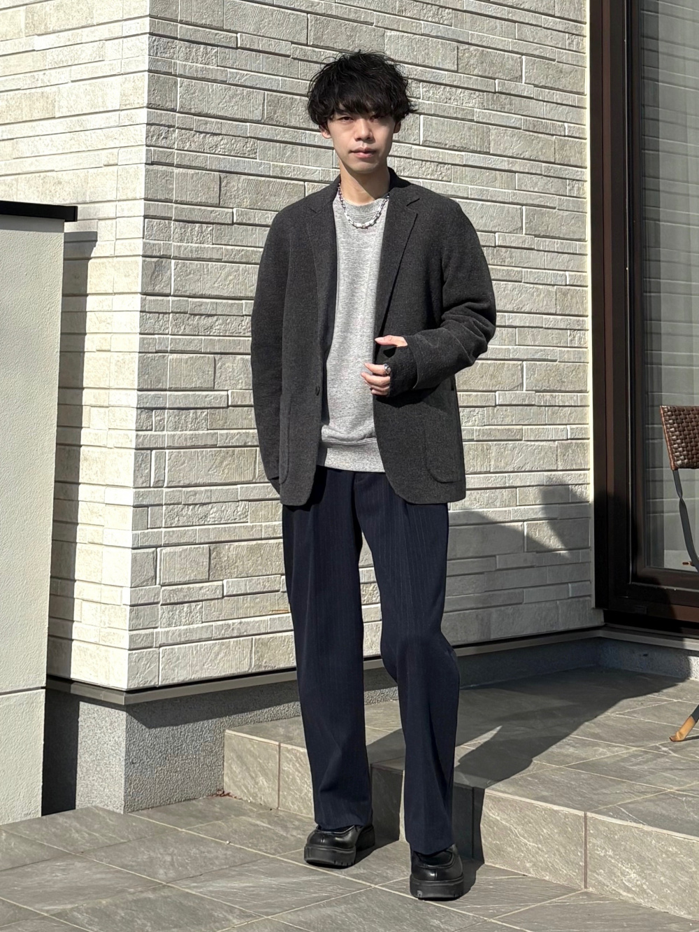 ニットジャケット、ウールカシミヤチェスターコート」の着用