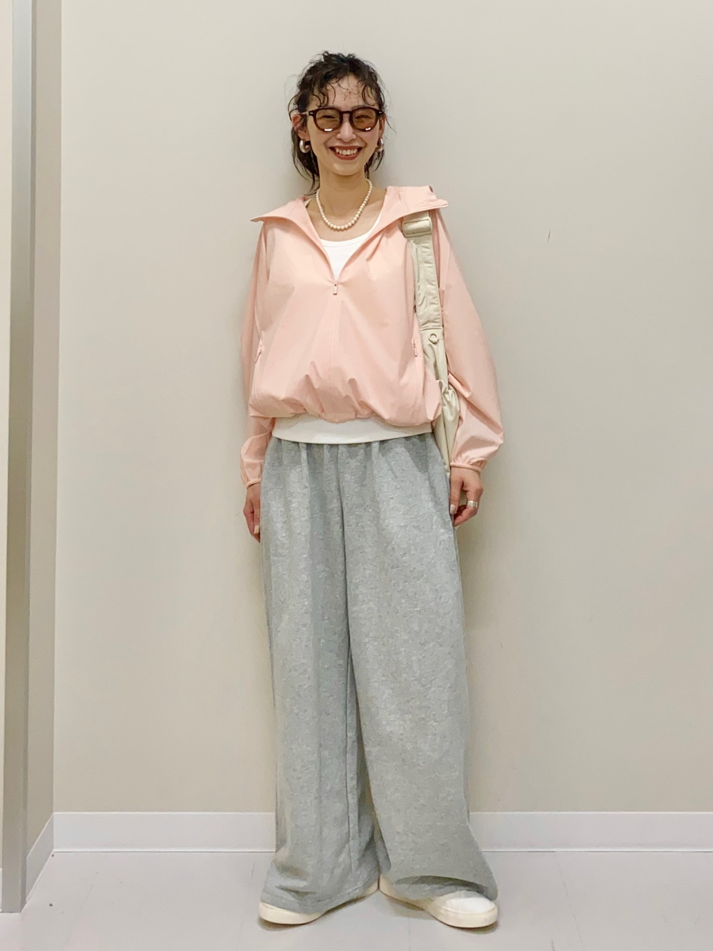 スウェットワイドパンツ、ポケッタブルUVカットパーカ」の着用