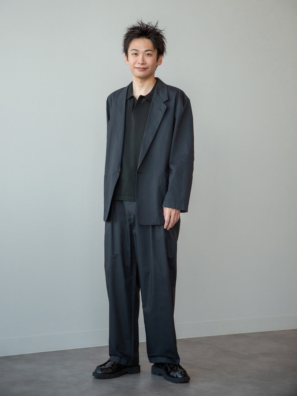 リラックスフィットジャケット、タックワイドパンツ」の着用