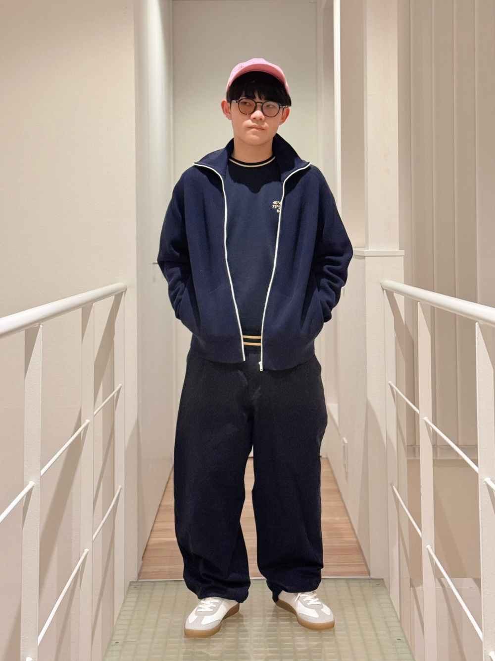 ミラノリブフルジップカーディガン、バレルパンツ」の着用