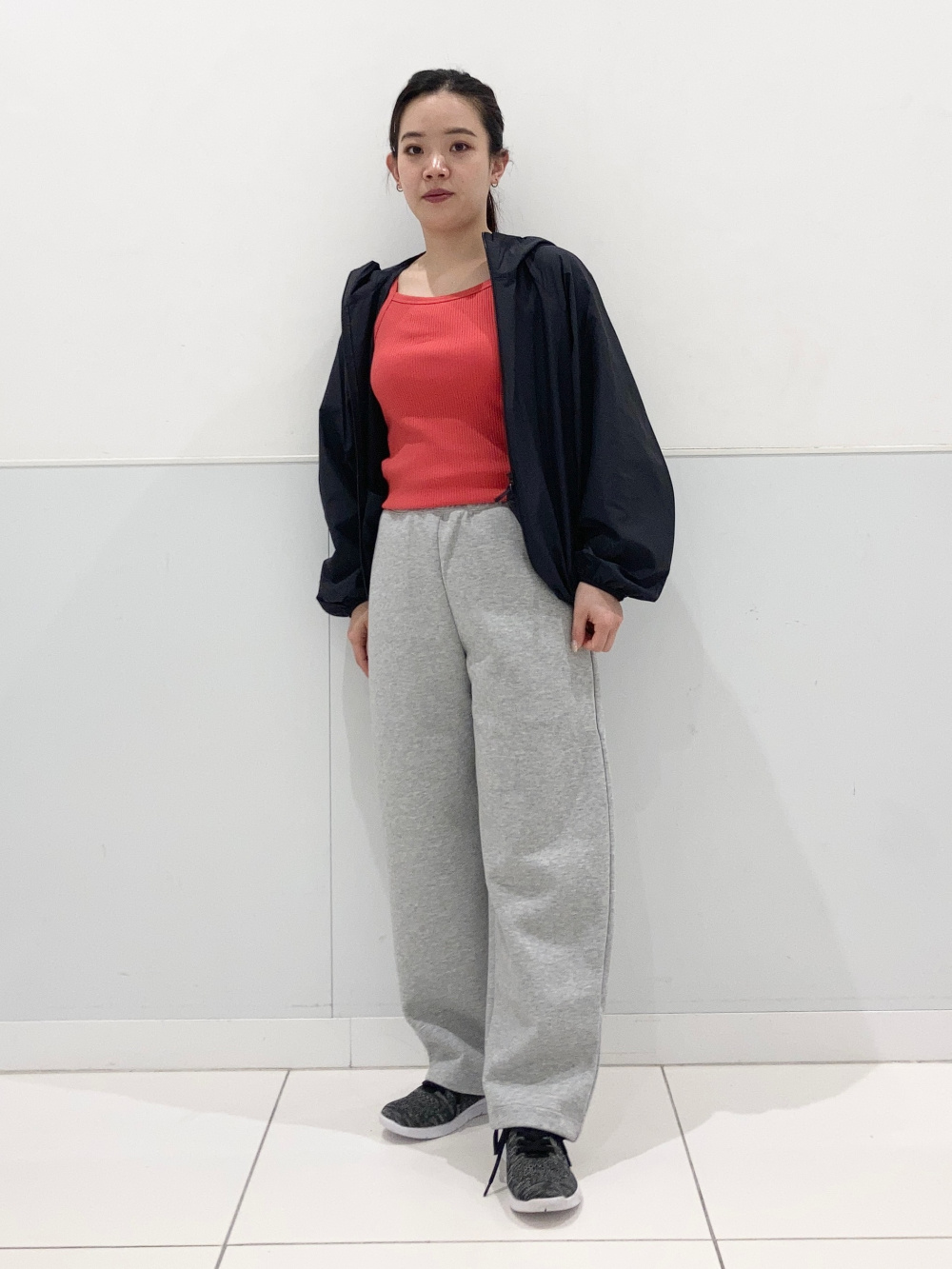 UVカットフーディパーカー　UVカットスウェットワイドパンツ スウェットワイドパンツ、ポケッタブルUVカットパーカ」の着用