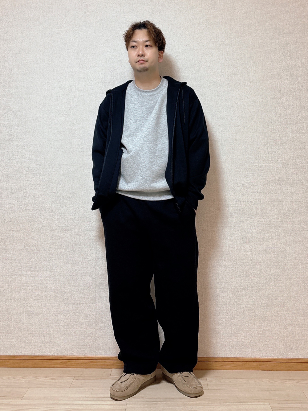 スウェットワイドパンツ、オーバーサイズスウェットシャツ」の着用