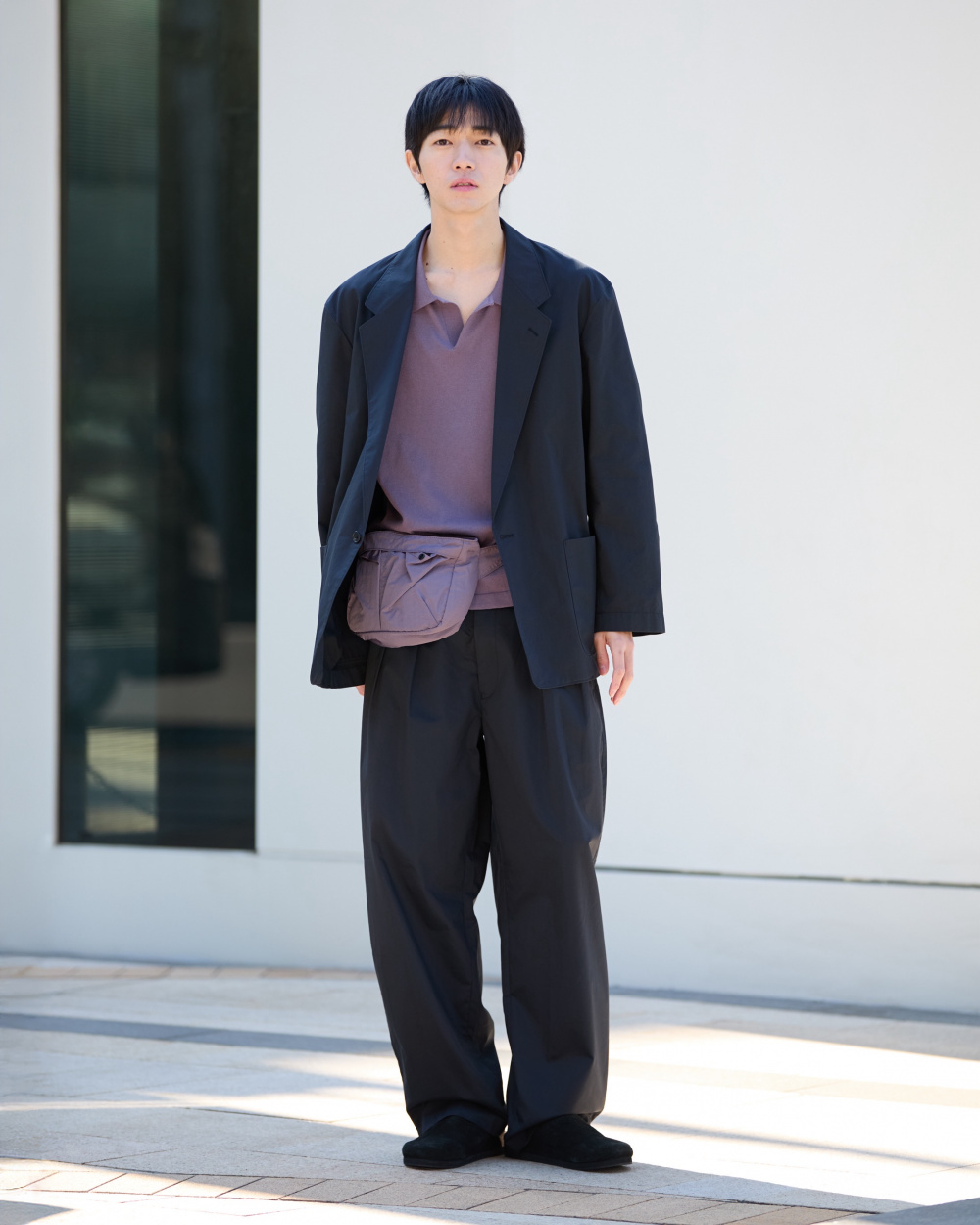 リラックスフィットジャケット、タックワイドパンツ」の着用