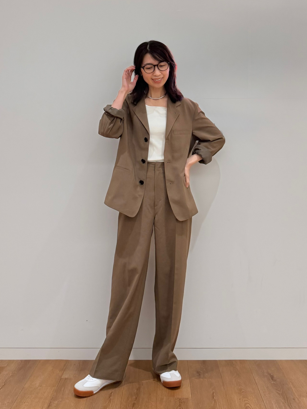 テーラードジャケット、ハイライズストレートパンツ」の着用