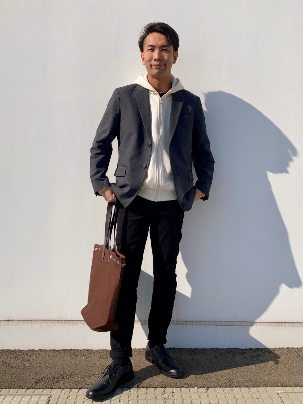 クルーネックTシャツ、ウインドプルーフスタンドブルゾン」の着用