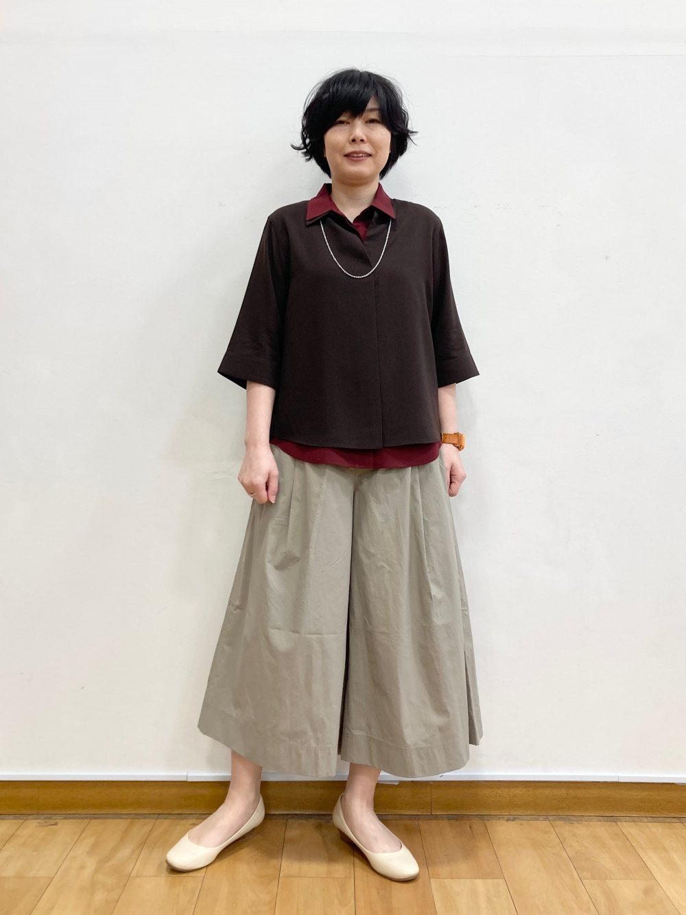 レーヨンスキッパーブラウス/7分袖、感動ワイドパンツ」の着用