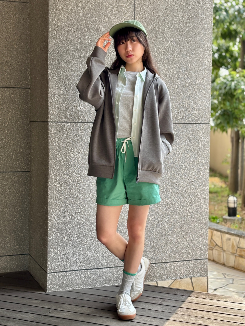 カシミヤクルーネックショートカーディガン、イージーワイドパンツ」の