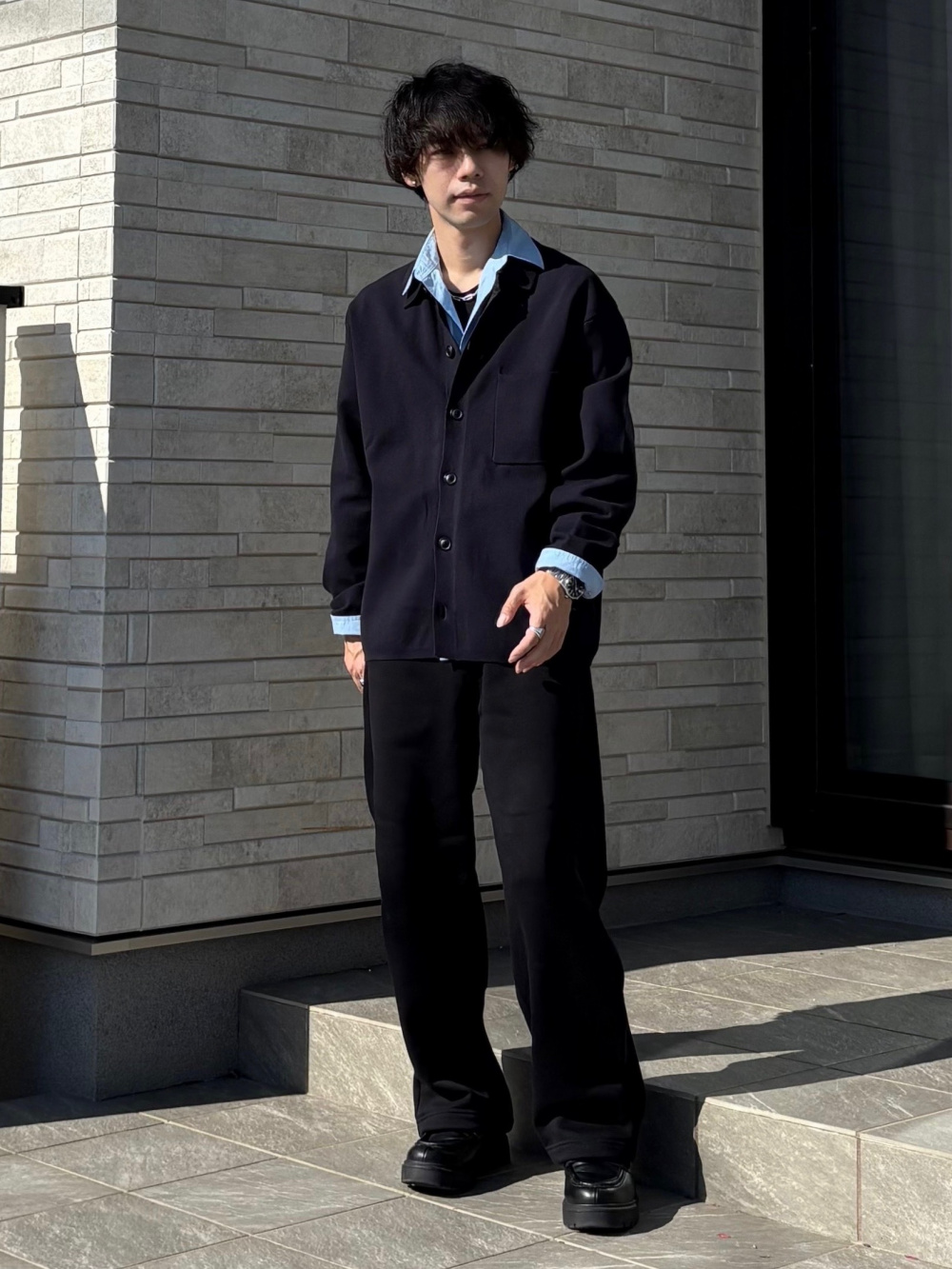 スウェットワイドパンツ、ニットフルジップジャケット」の着用 