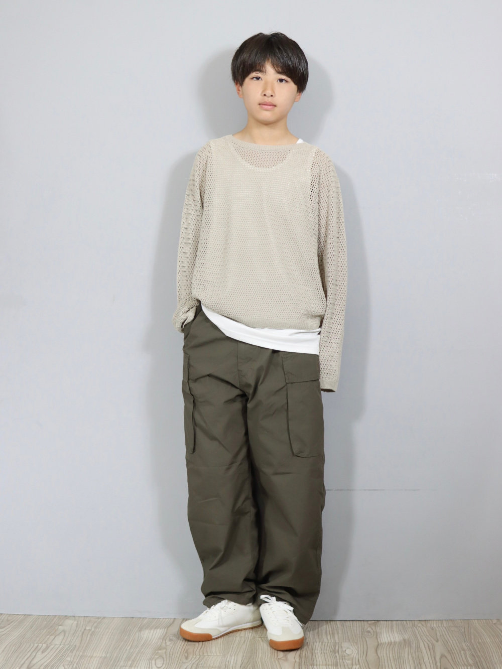 コットンショートブルゾン、ワイドフィットカーゴパンツ」の着用