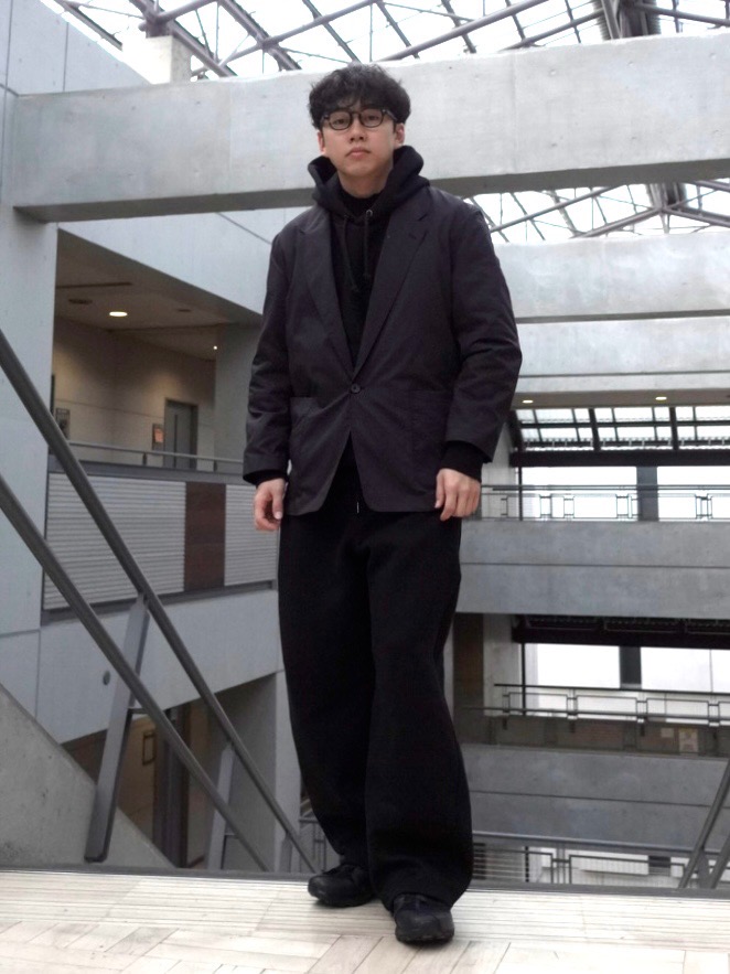 リラックスフィットジャケット、タックワイドパンツ」の着用
