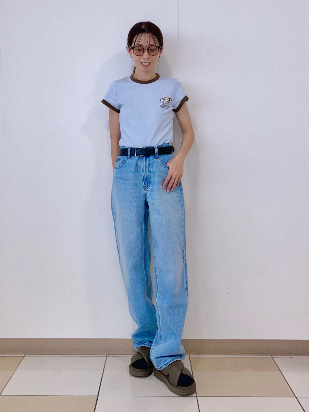 コーデュロイロングシャツジャケット、ストレートジーンズ」の着用