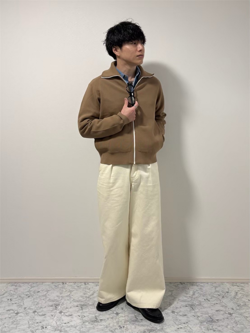 ミラノリブフルジップカーディガン、デニムシャツ」の着用