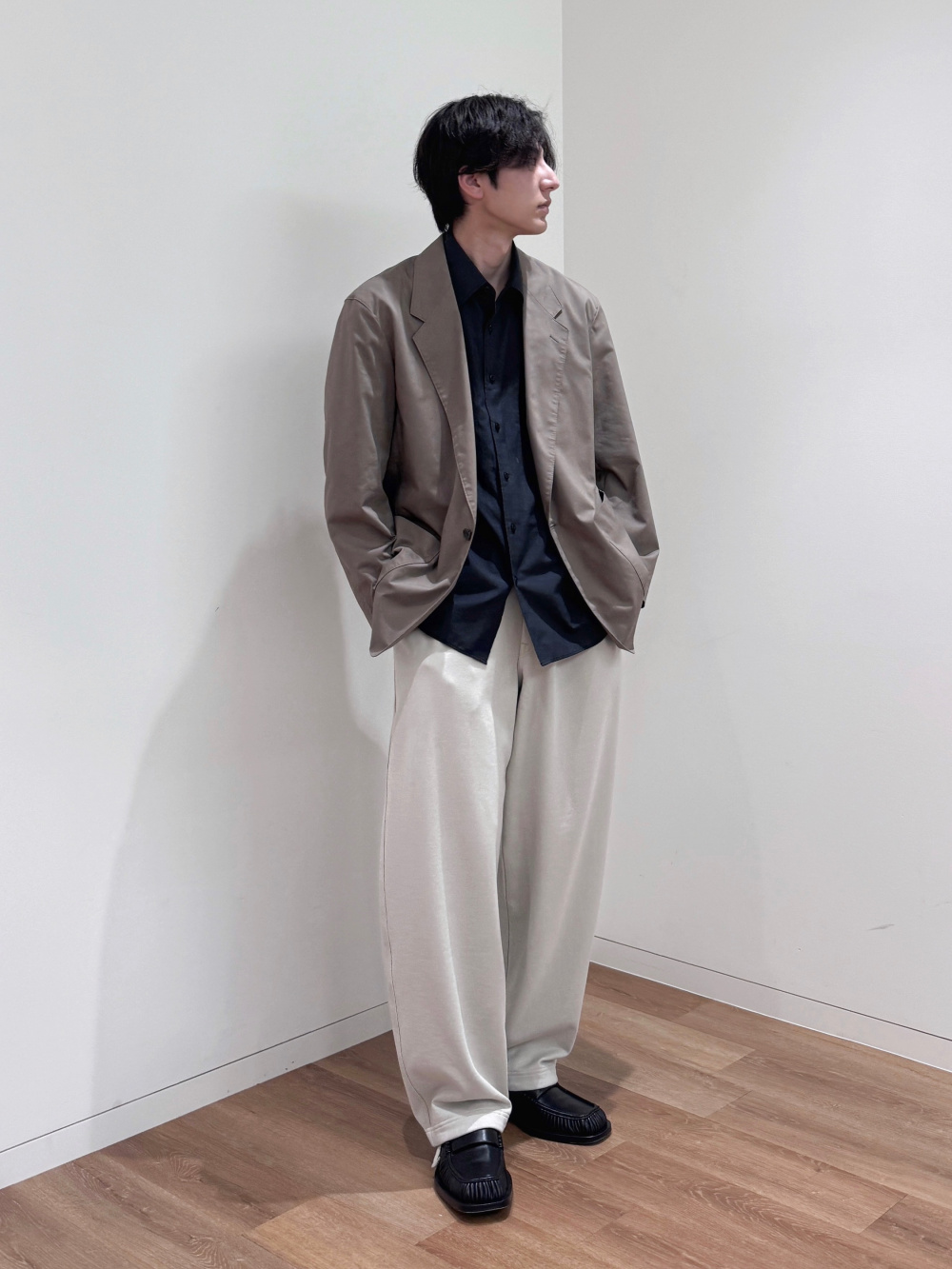 リラックスフィットジャケット、タックワイドパンツ」の着用