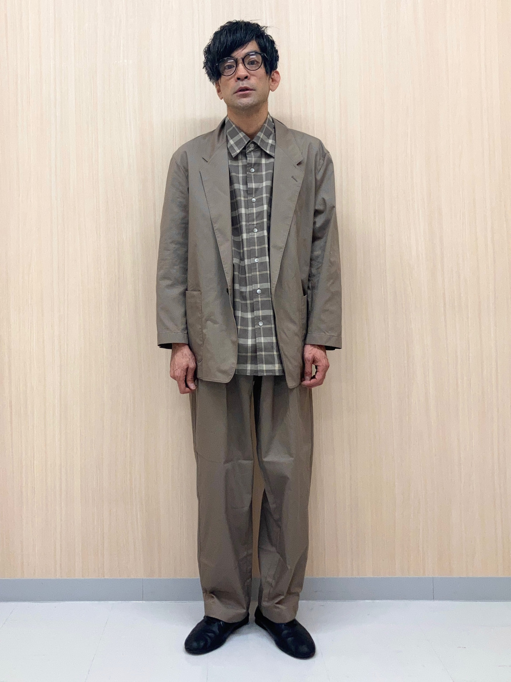リラックスフィットジャケット、タックワイドパンツ」の着用