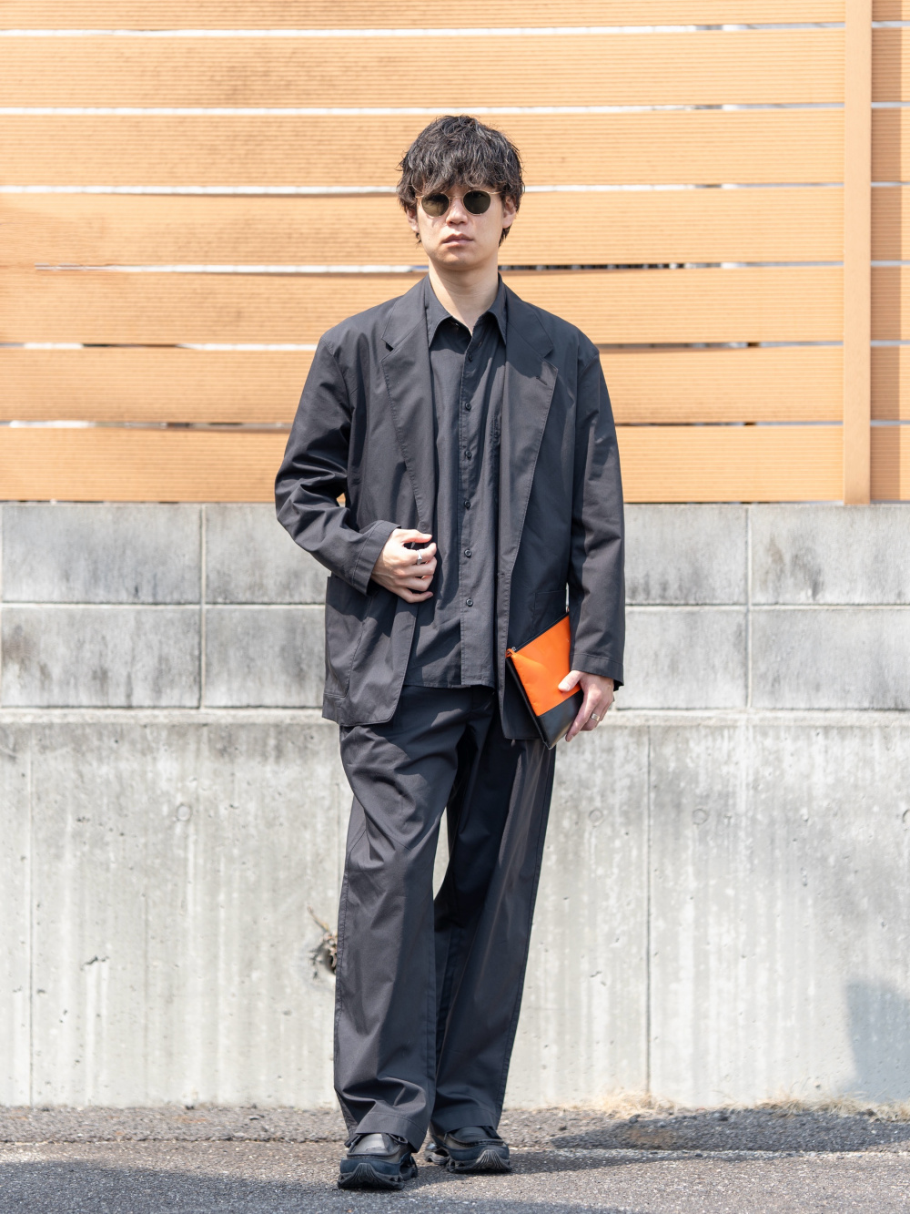 リラックスフィットジャケット、タックワイドパンツ」の着用