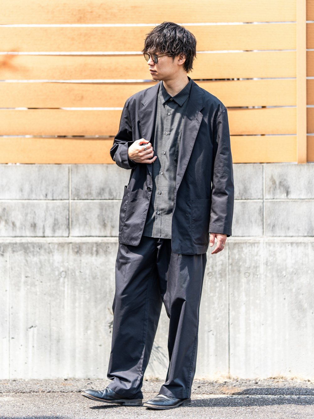 リラックスフィットジャケット、タックワイドパンツ」の着用