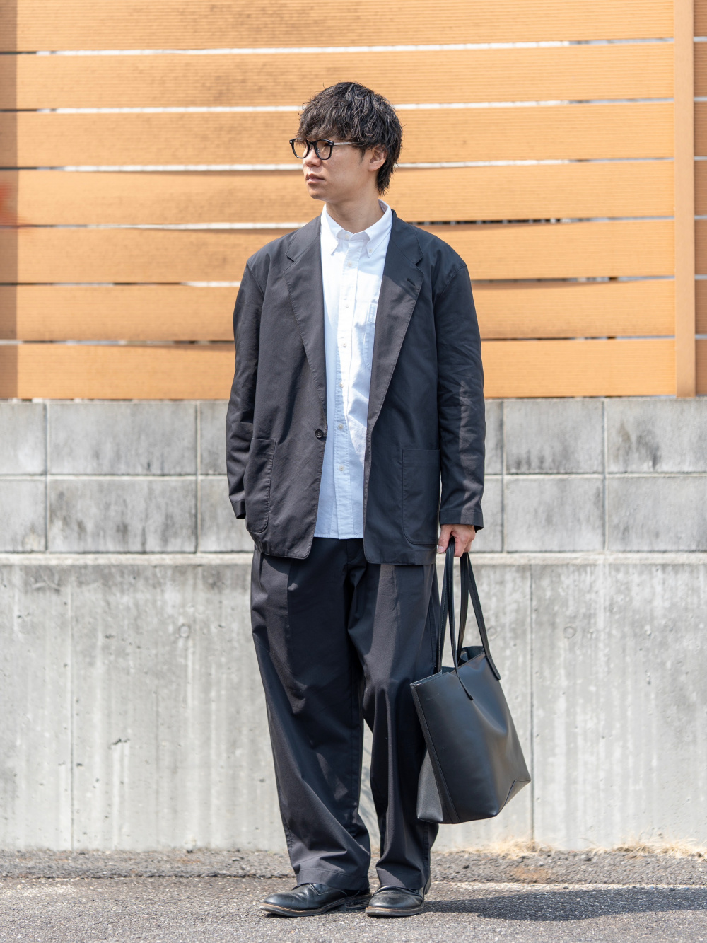 リラックスフィットジャケット、タックワイドパンツ」の着用
