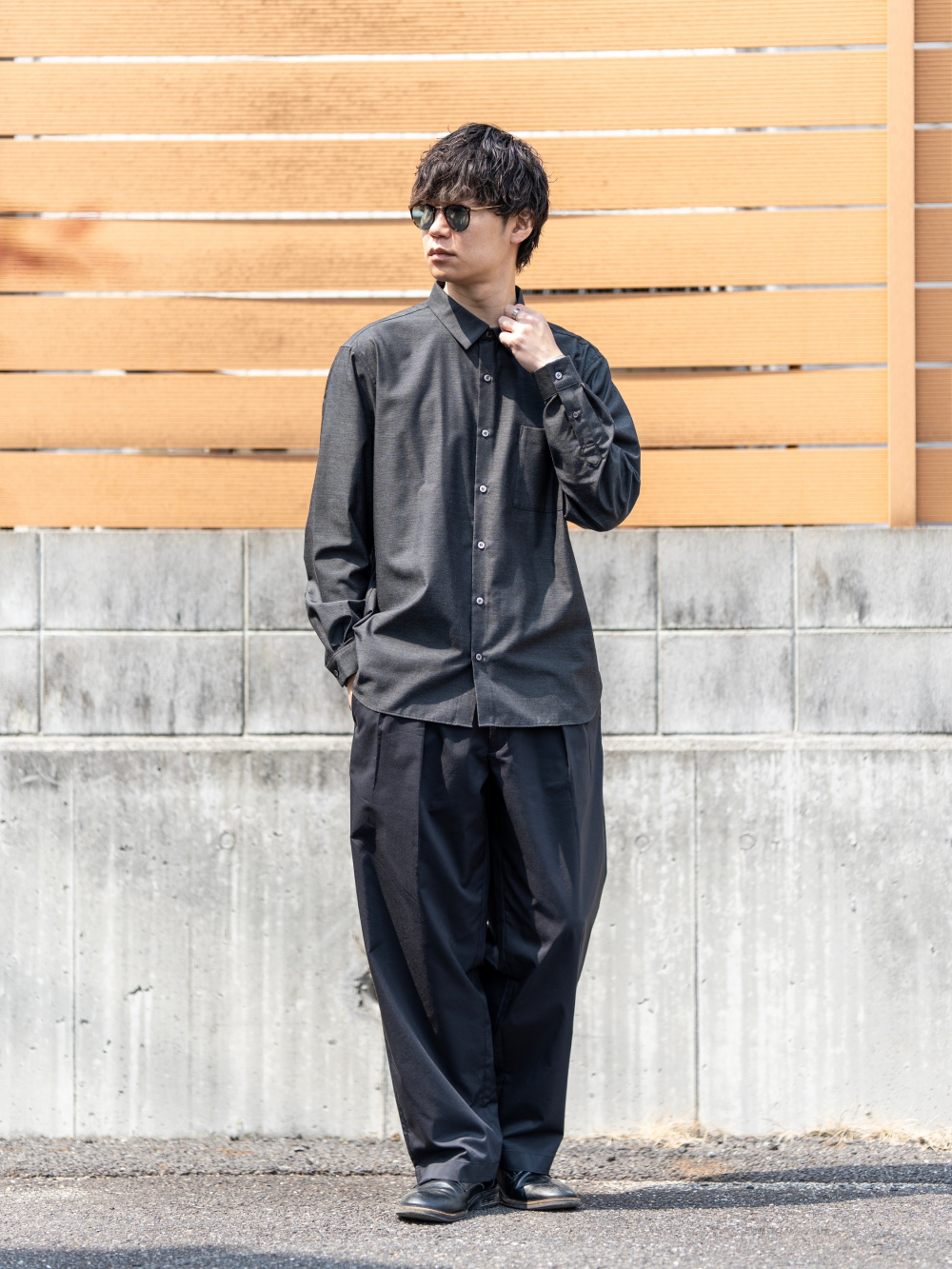 リラックスフィットジャケット、タックワイドパンツ」の着用
