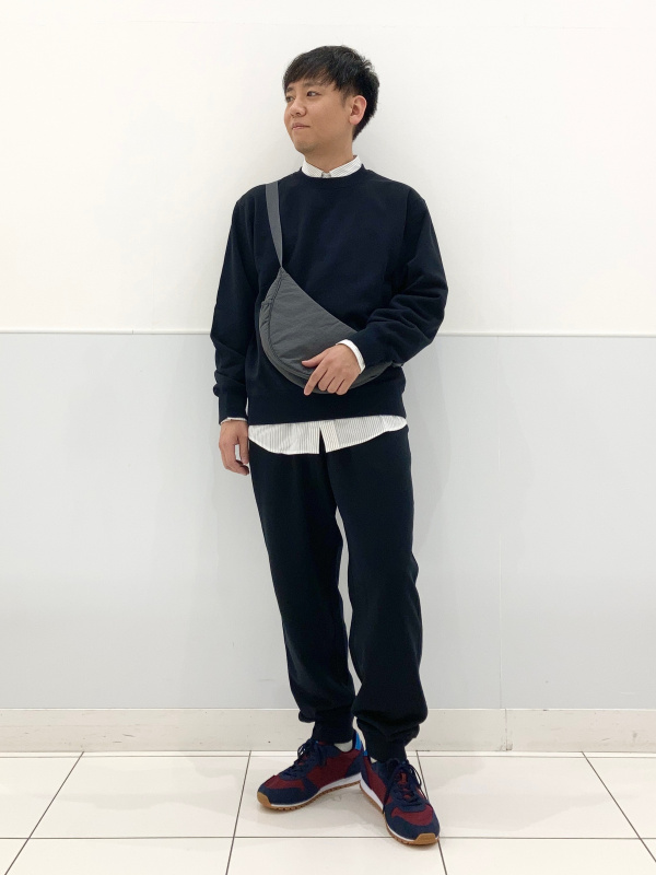 スウェットパンツ、カシミヤクルーネックセーターのコーディネート