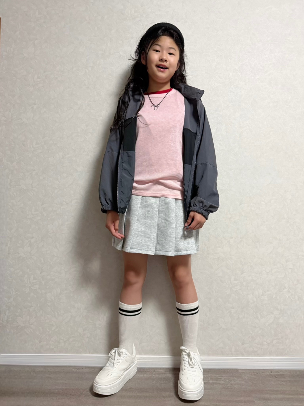GIRLS ドライスウェットクロップドパーカ、ハイソックス/3足組」の着用