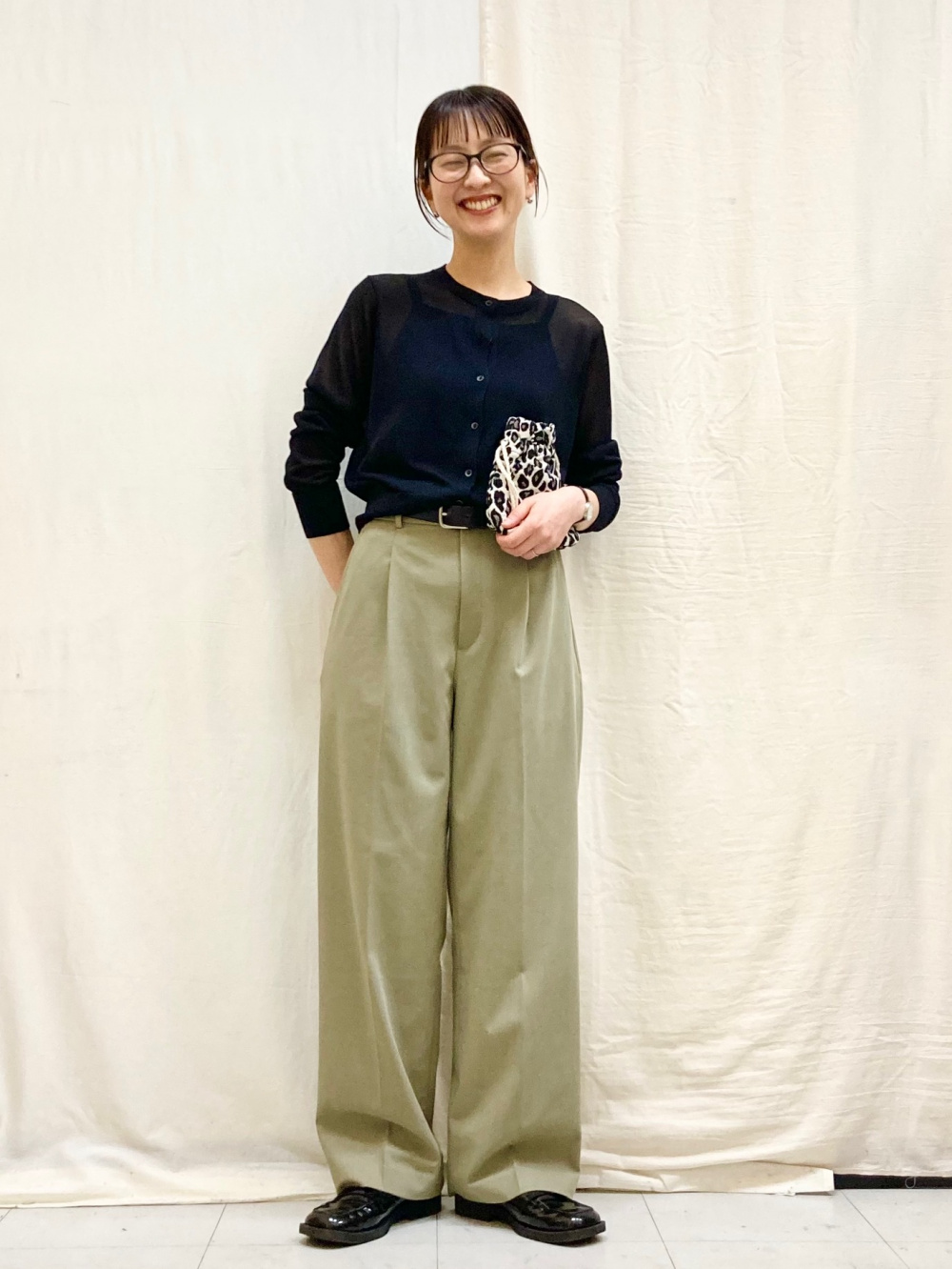 ダブルフェイスロングコート、タックワイドパンツ」の着用