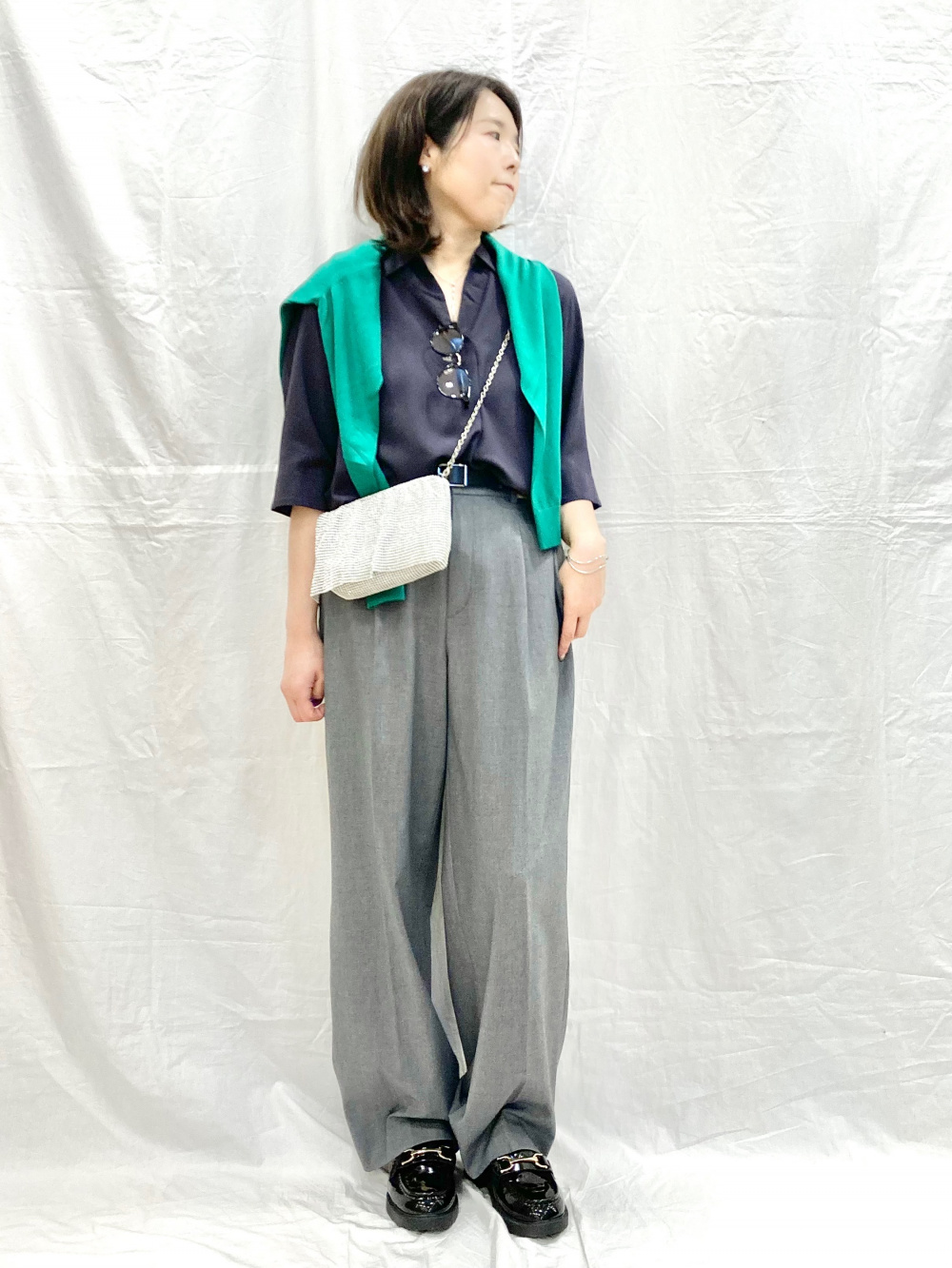 レーヨンスキッパーブラウス/7分袖、タックワイドパンツ」の着用