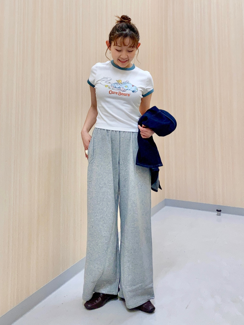 スウェットワイドパンツ、ポケッタブルUVカットパーカ」の着用