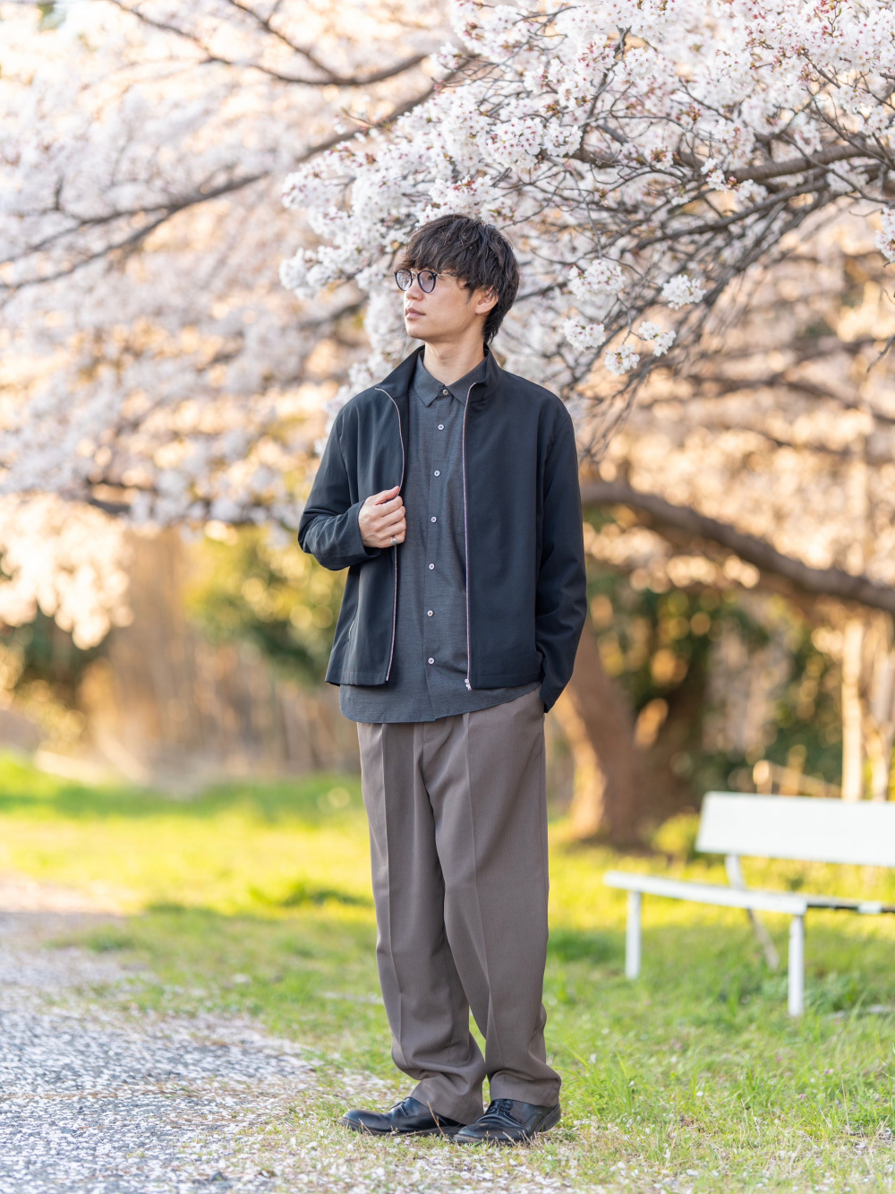 ニットジャケット、タックワイドテーパードパンツ」の着用 
