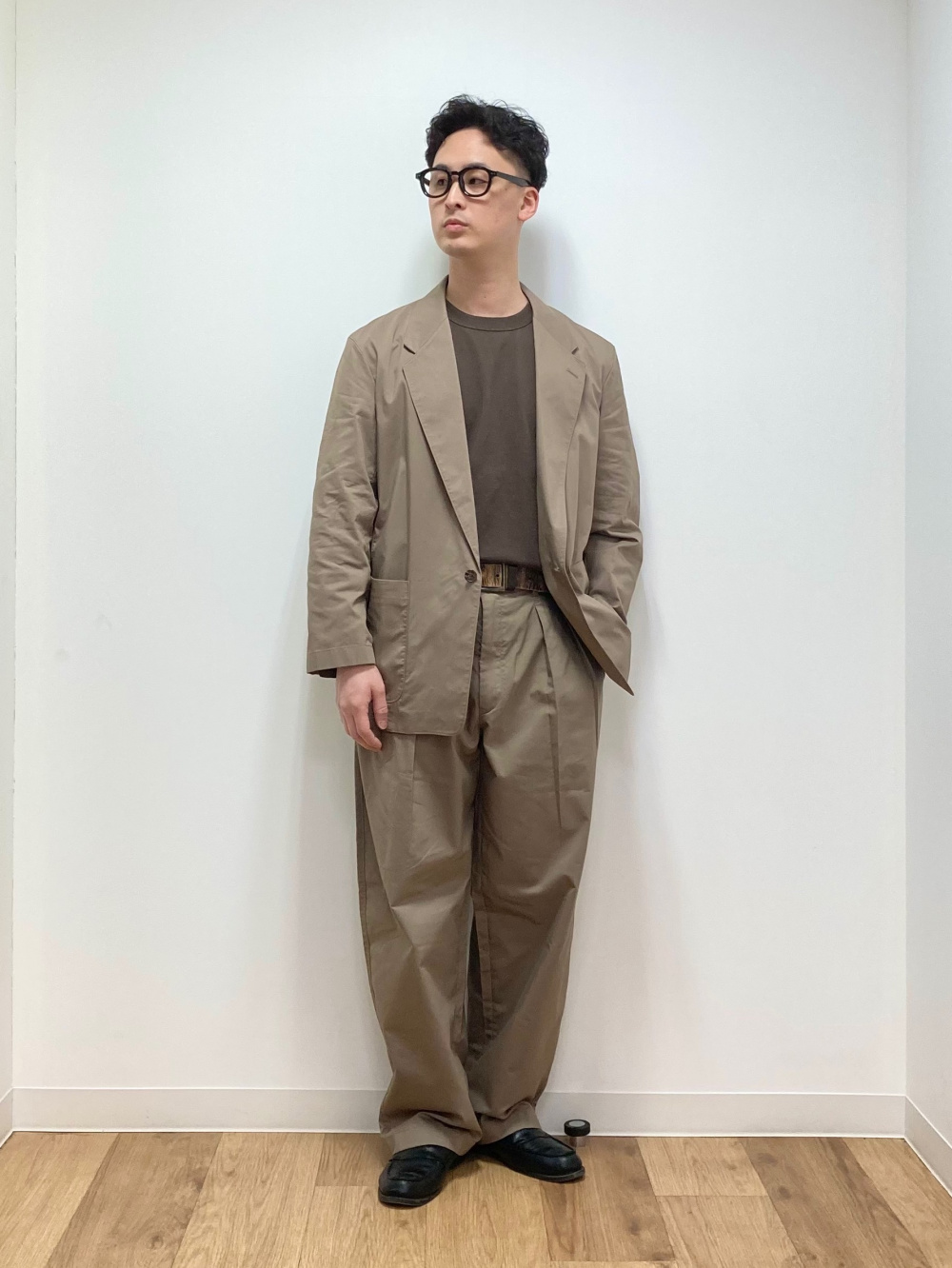 リラックスフィットジャケット、タックワイドパンツ」の着用