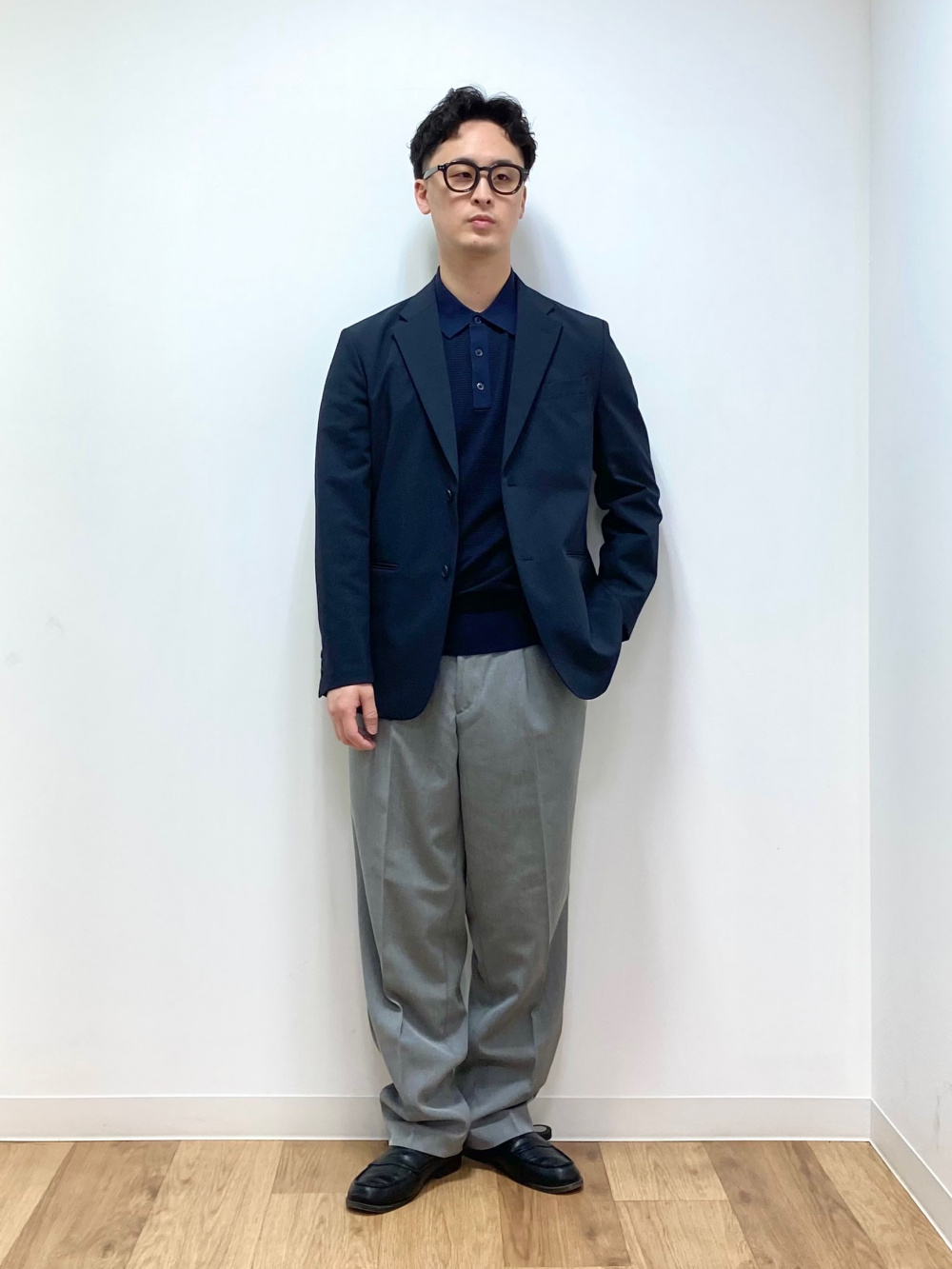 ニットジャケット、タックワイドテーパードパンツ」の着用 