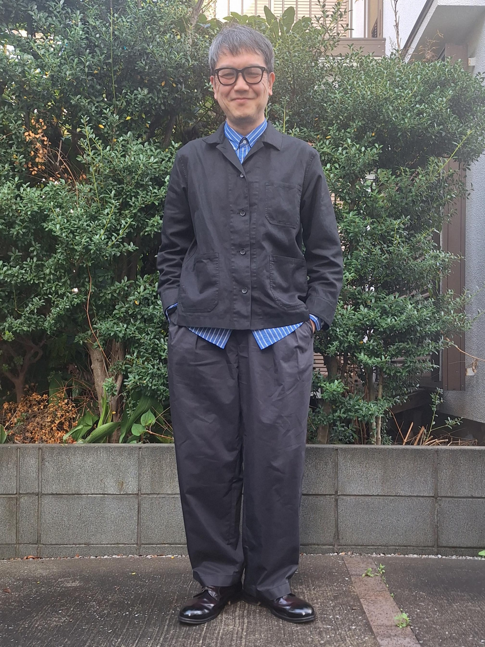 リラックスフィットジャケット、タックワイドパンツ」の着用