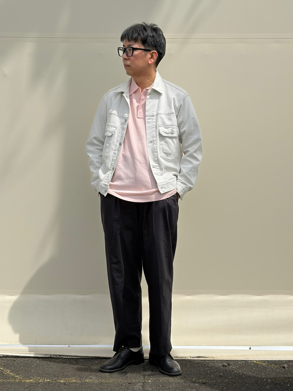 デニムジャケット、チノショーツ/リラックスフィット」の着用