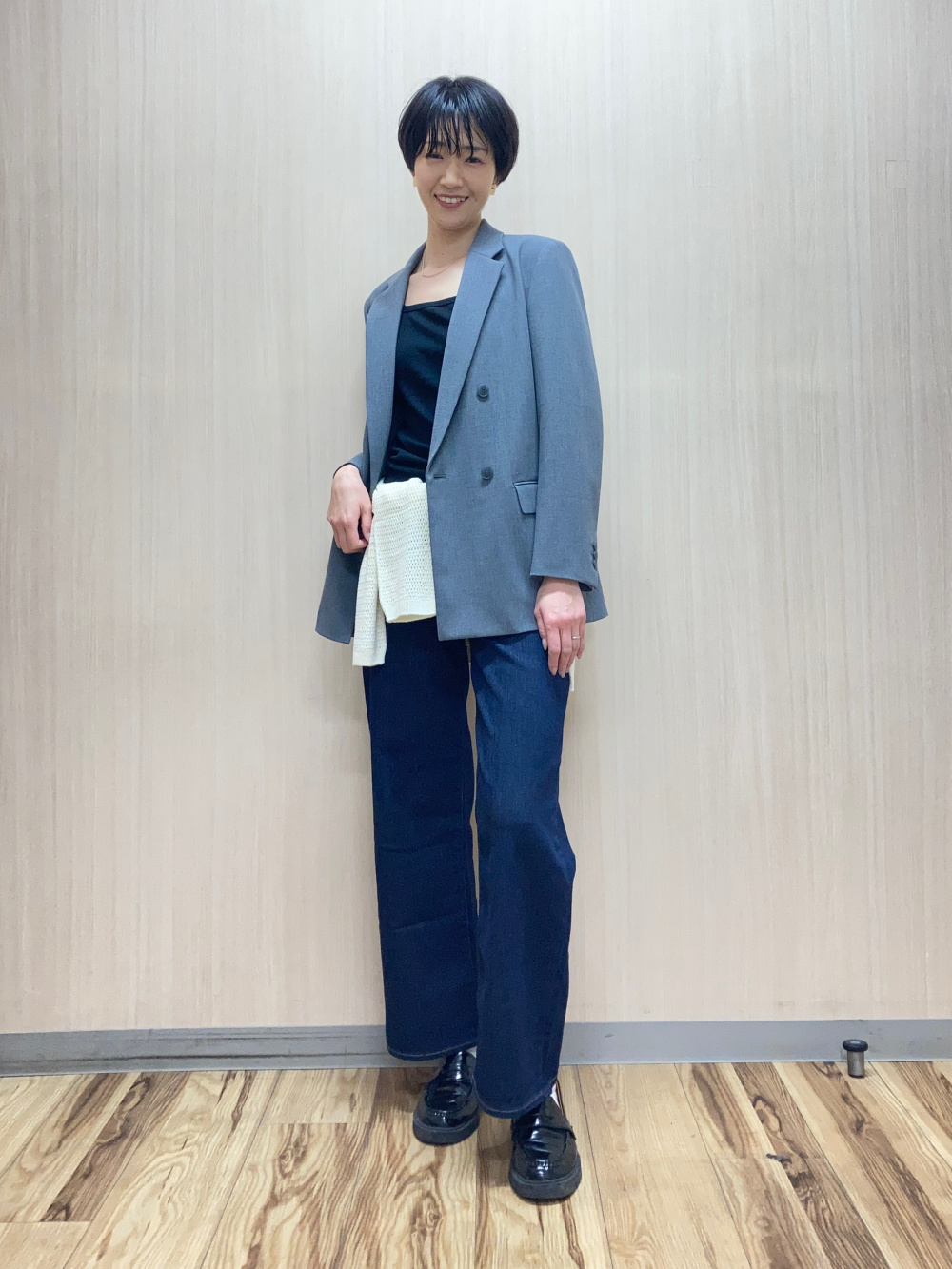 EZY WIDE STRAIGHT JEANS (INSEAM 73-77cm)」的穿搭靈感 | UNIQLO香港
