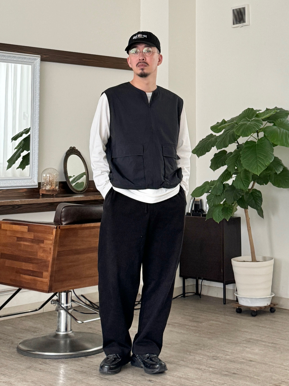 スウェットカーブパンツ、リラックスフィットジャケット」の着用